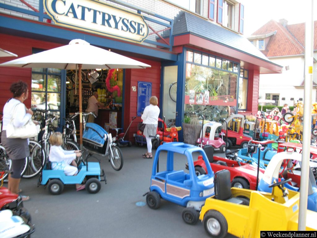 Bij Fietsen Cattrysse kun je fietsen, mountainbikes, tandems, elektrische wagentjes en trapauto's voor kinderen en skelters huren.